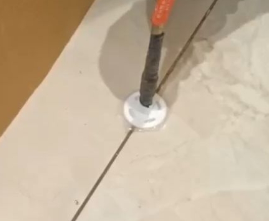 佳木斯瓷砖空鼓维修公司专业解答瓷砖在铺贴过程中，如果没有涂抹均匀到位的粘结材料（如水泥砂浆或瓷砖胶），可能会导致以下问题
