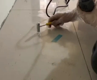 佳木斯瓷砖开裂维修公司专业分享瓷砖在铺贴前如果没有沥干水分，将会导致以下问题